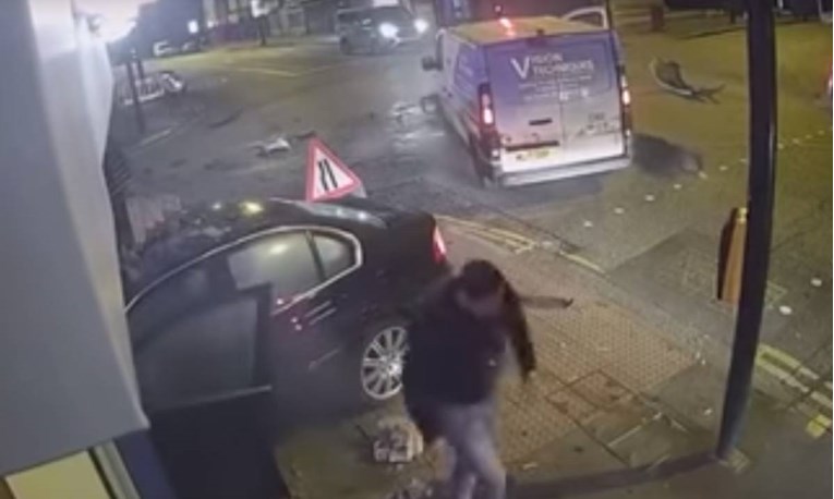 VIDEO Vozač u Engleskoj zabio se u kombi i otišao, ostavio žrtvu da puzi po podu
